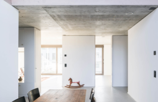 Wohnungsdurchsicht mit überhohem Küchenraum (© Roman Keller, Zürich)